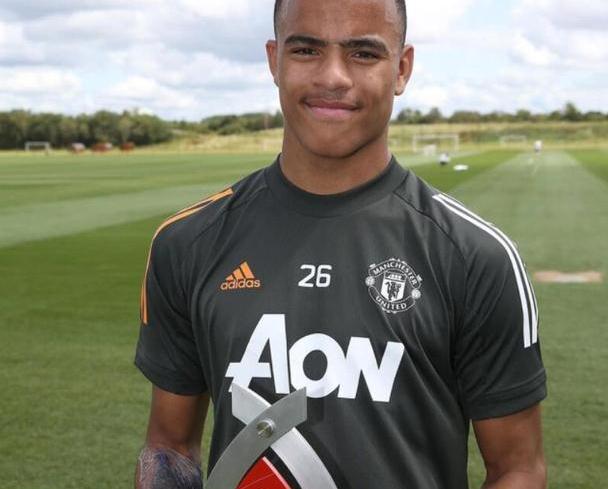 曼联小王领奖亮出新纹身,保鲜膜缠右臂保护!桑乔加盟他不受影响