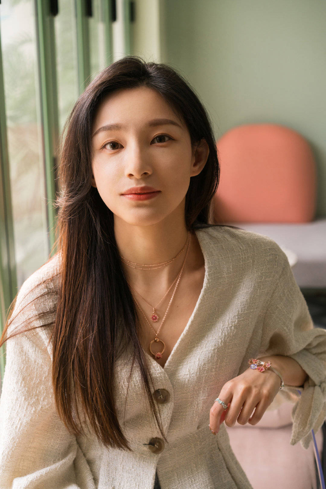 足球女主持人马凡舒在三八女神节这一天晒出自己的照片_高清图集_新浪