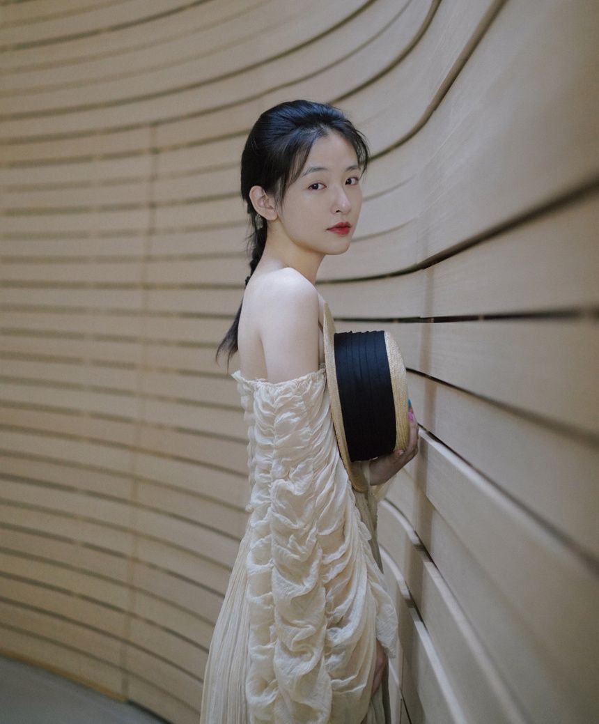 吴倩是仙女下凡吧?穿裙子拍照整个人好水灵,离婚后果然更美了