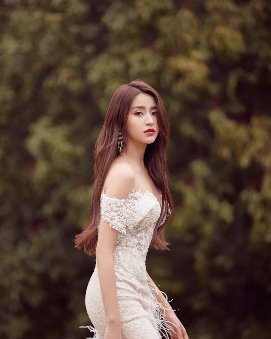 金子涵纯白蕾丝抹胸礼服,仙惹哦!