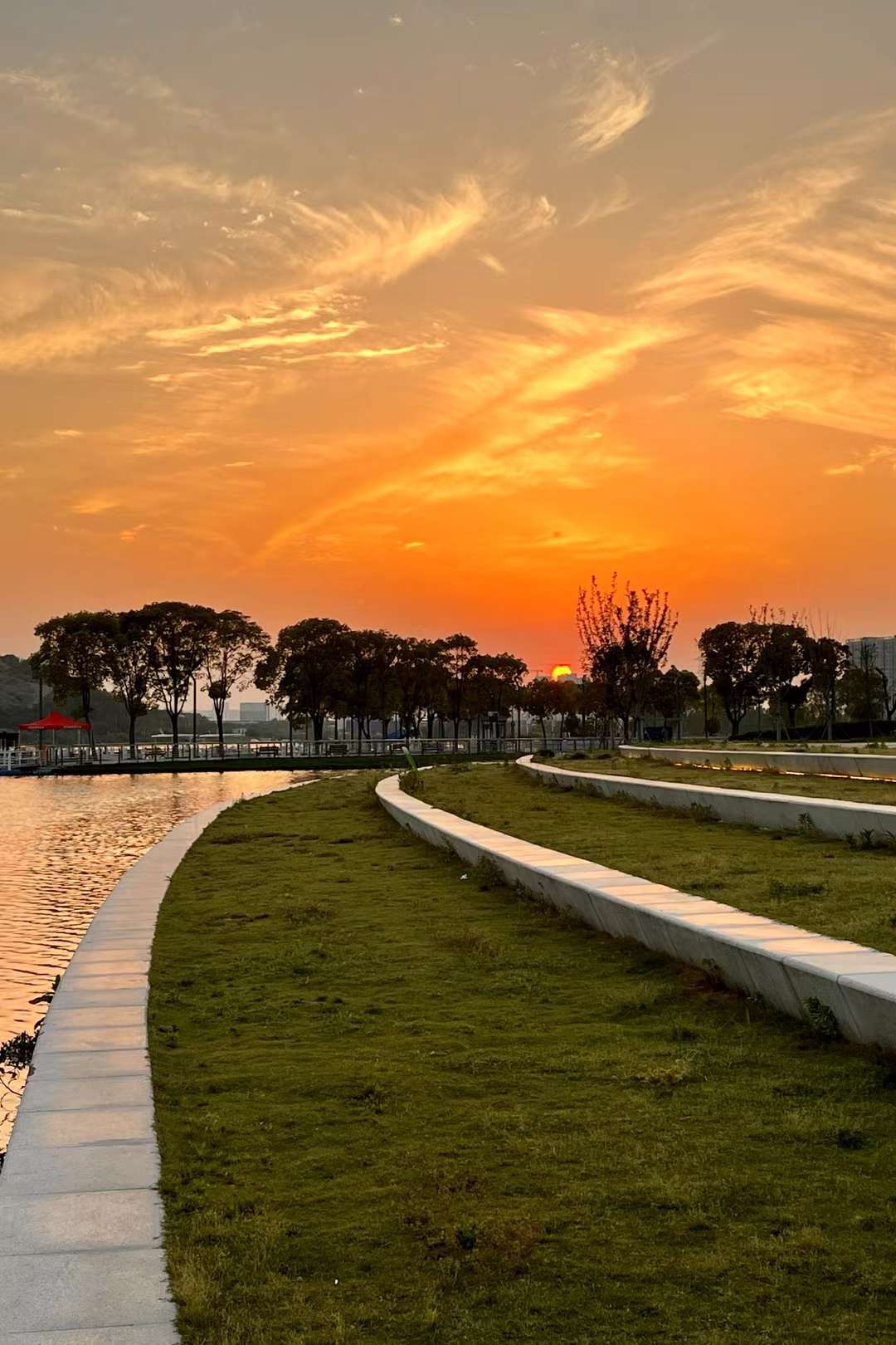 龙阳半岛日落(武汉市汉阳区龙阳湖公园)