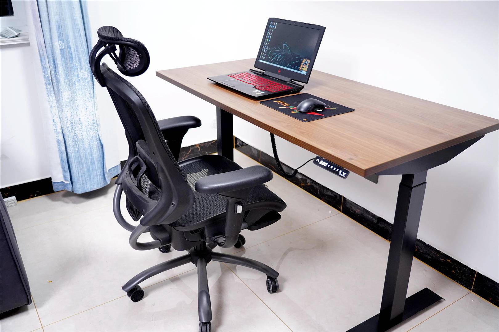 告别腰酸颈痛,让你轻松办公--网易严选电动升降桌分享!