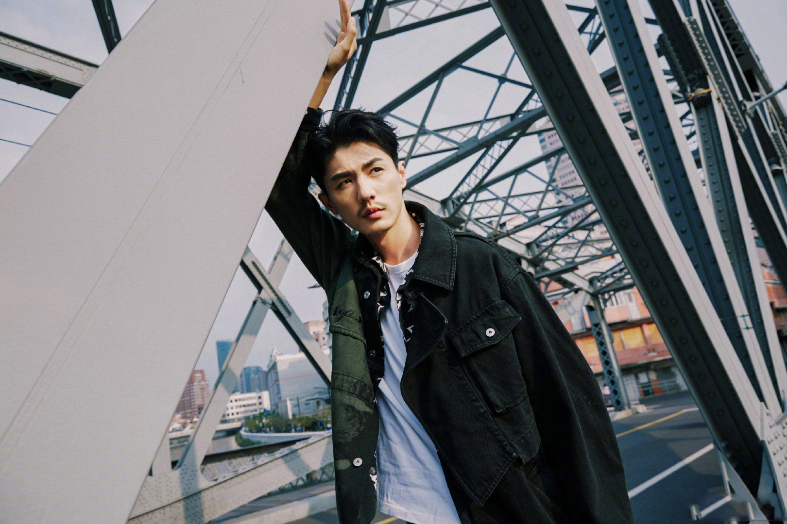 刘畅初秋桥边纪实写真释出!秋日桥头阳光温暖_高清图集_新浪网