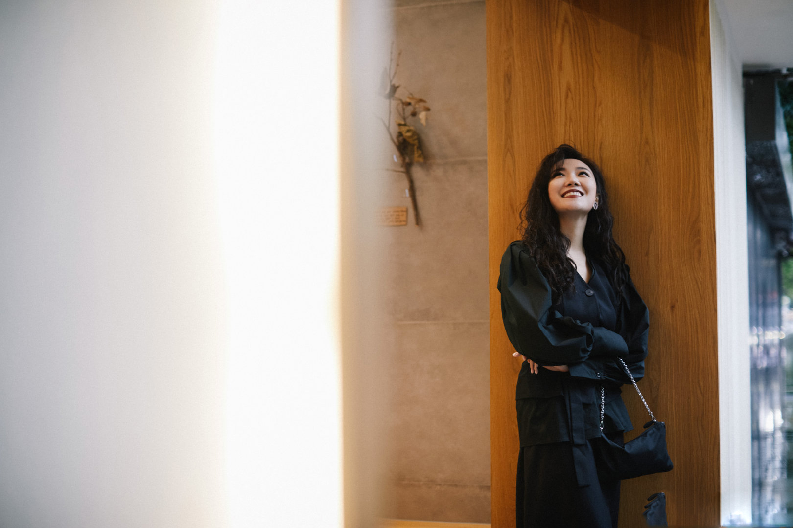 菅纫姿街拍大片!黑色毛呢大衣搭配蓬松卷发,复古氛围感十足