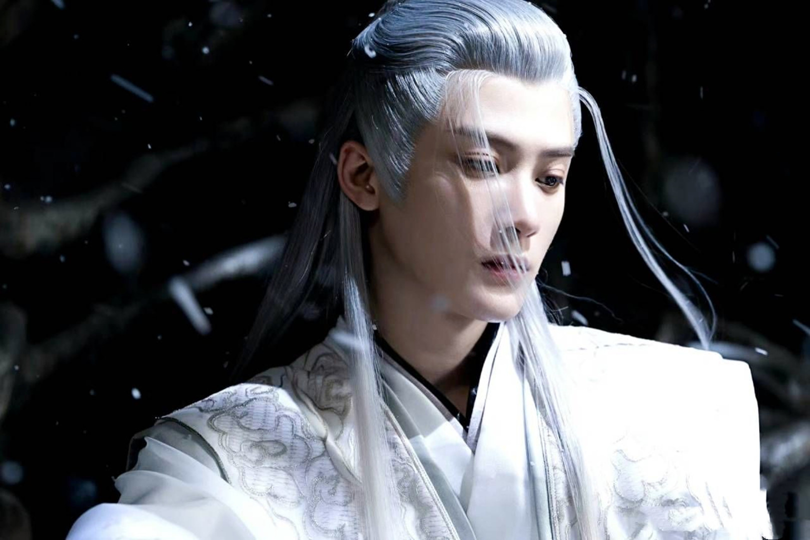 相柳对小夭非打即吸,这是没有生出感情之前的样子,为达到目的不择手段