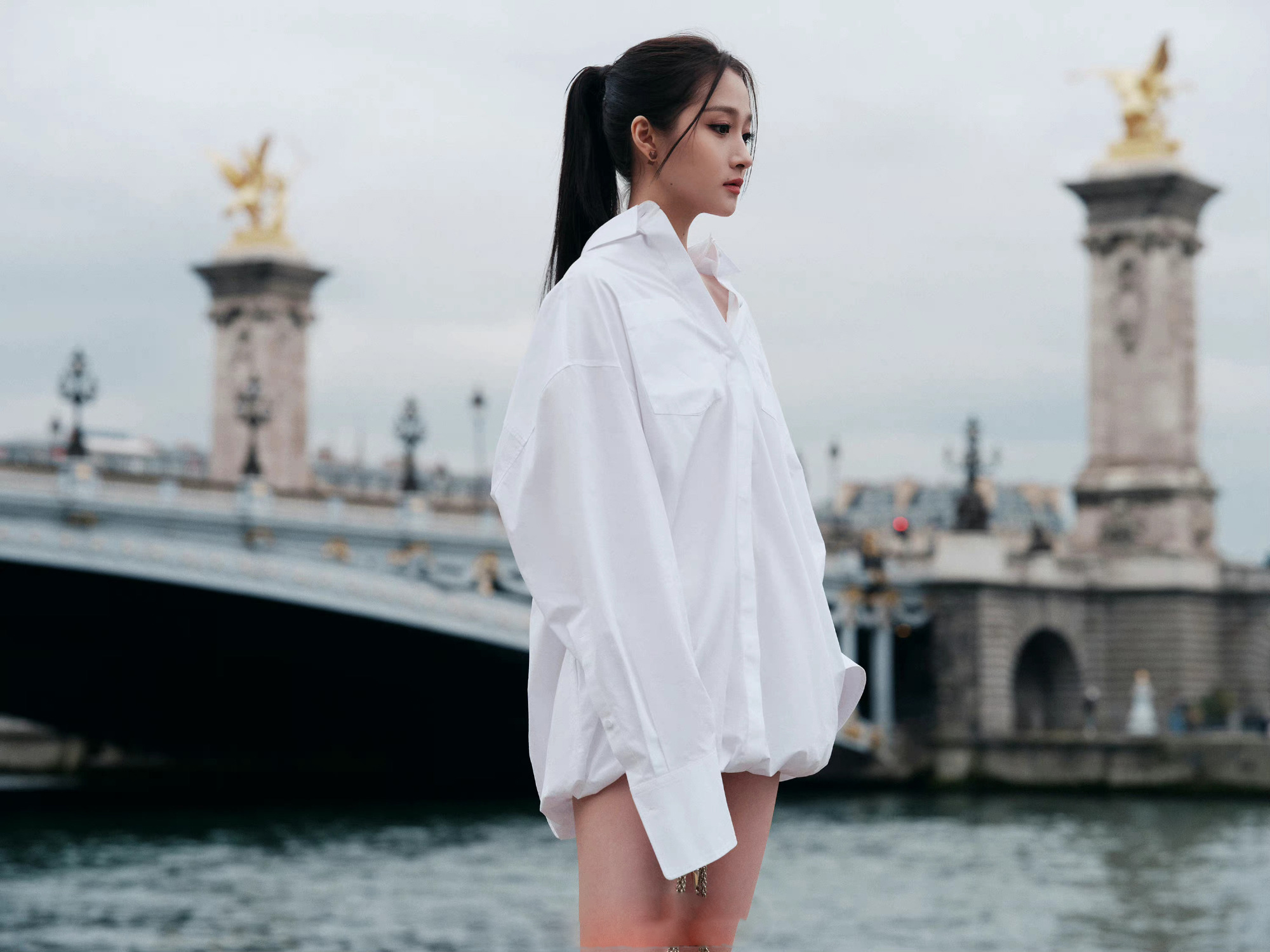 关晓彤亮相巴黎时装周,身穿白色衬衫裙,大长腿 slay 全场_高清图集