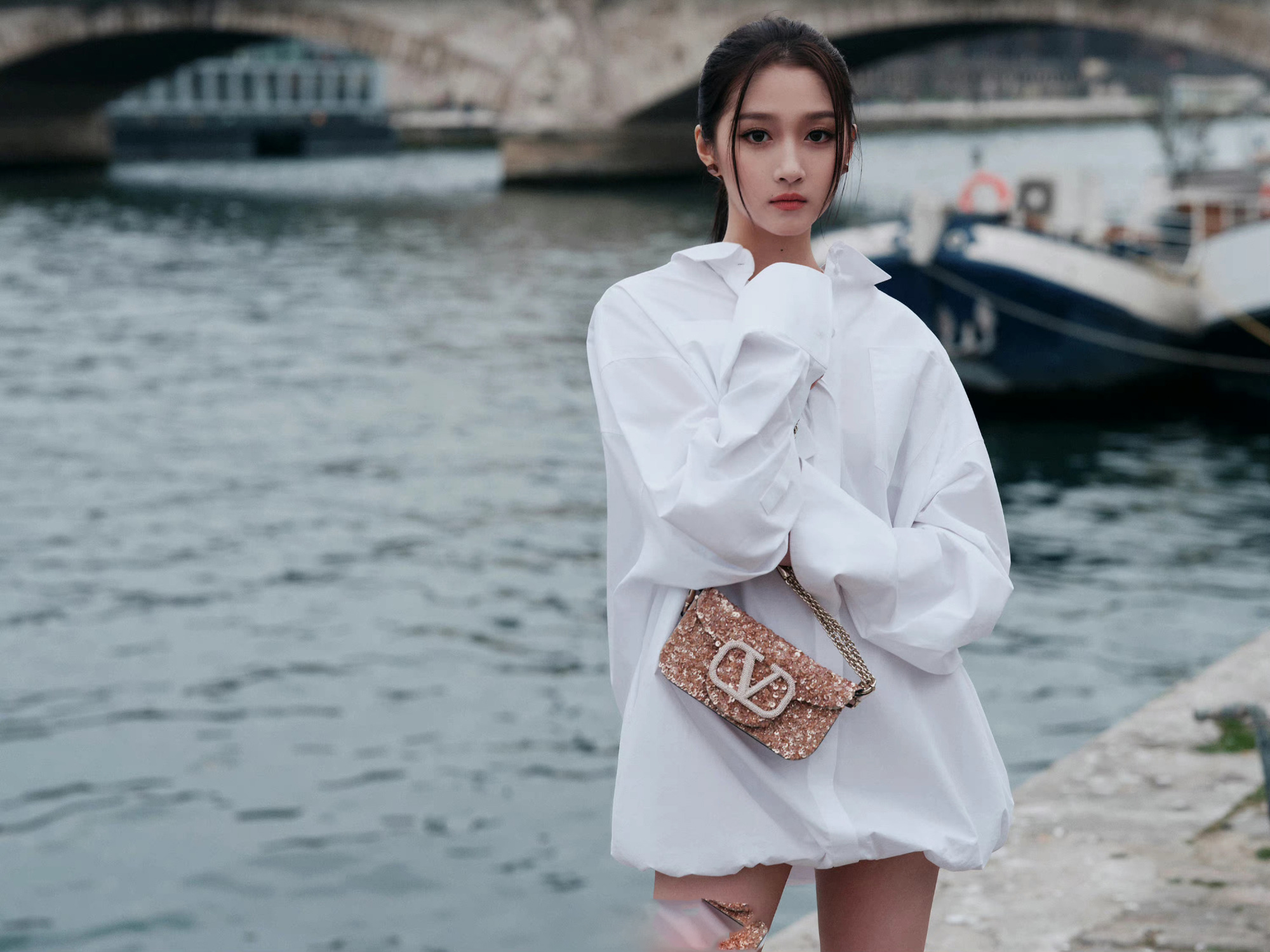 关晓彤亮相巴黎时装周，身穿白色衬衫裙，大长腿 Slay 全场