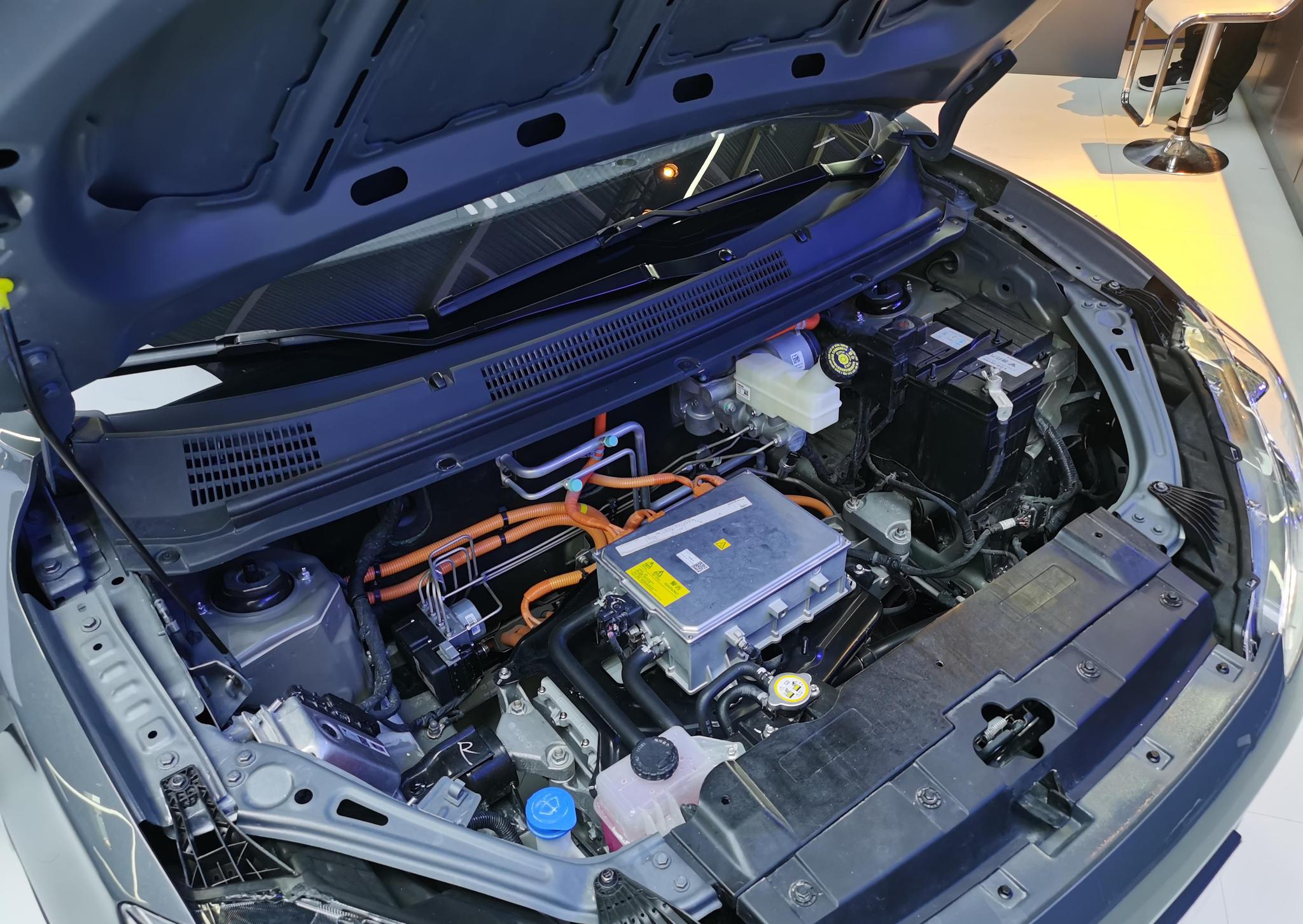 动力方面,哪吒v搭载了来自宁德时代的电池,nedc综合续航里程为401公里