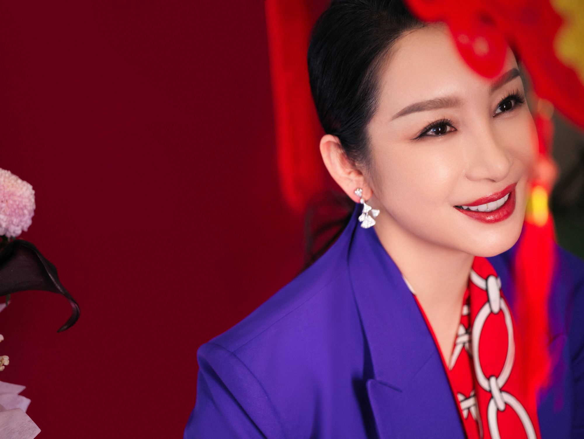 秦海璐兔年春晚穿了一身紫身着valentino华服优雅又精致