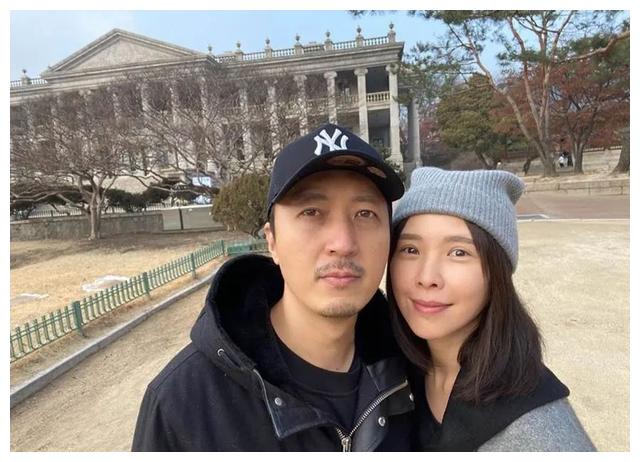 2019年,为庆祝结婚三周年,天心和金英敏拍摄了一组韩风婚纱照,两人