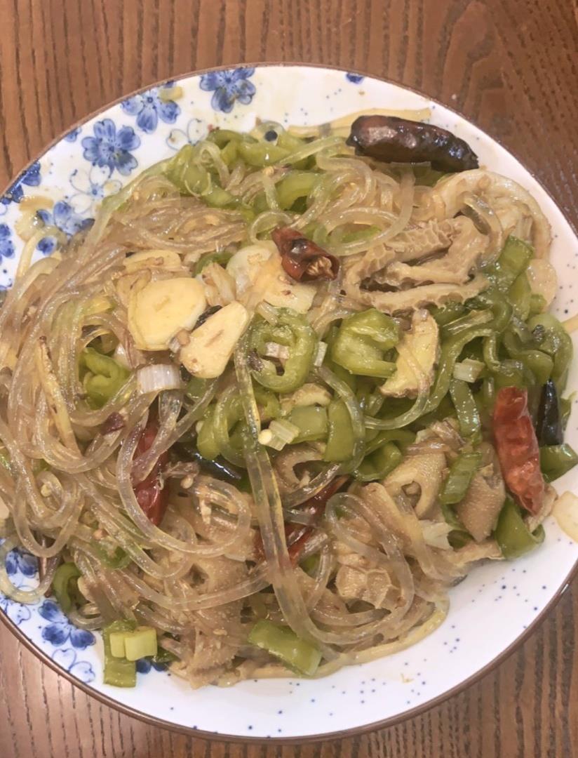 给大家做一道陕北美食羊肚炒细粉比较温补女性经常吃对身体好