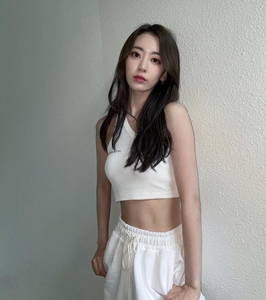 lesserafim宫胁咲良sns发照多个造型纯美