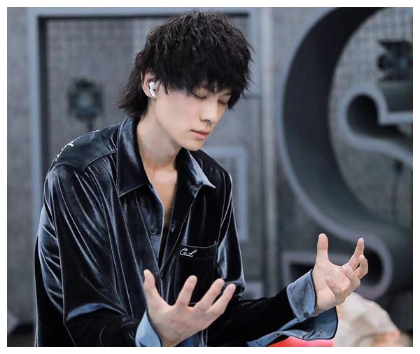 青你3梁森曾与鹿晗同框头发茂密模样青涩如今光头更吸睛