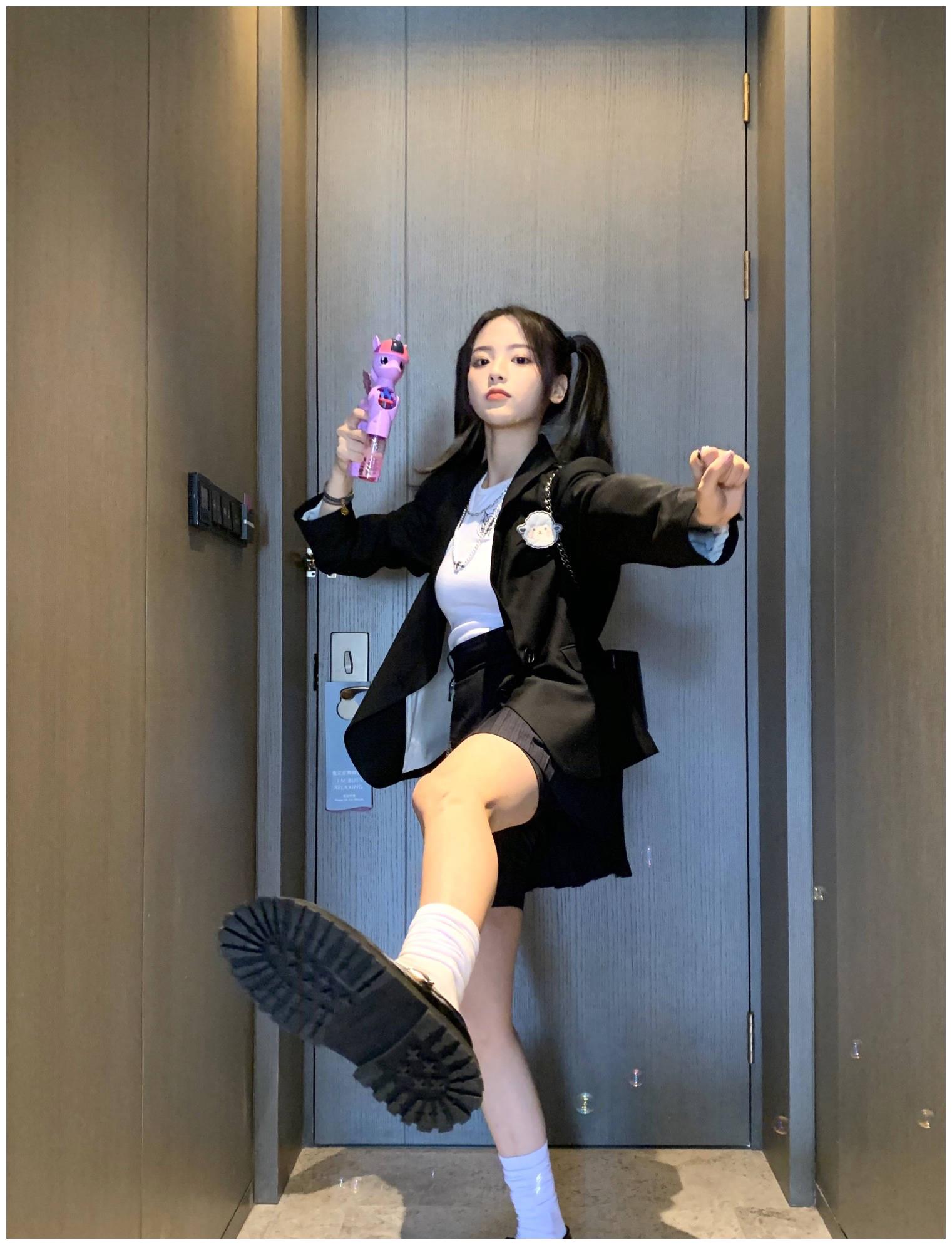 张紫宁抗拒捉泥鳅,杨超越段奥娟直接下手,女汉子和富家女的区别