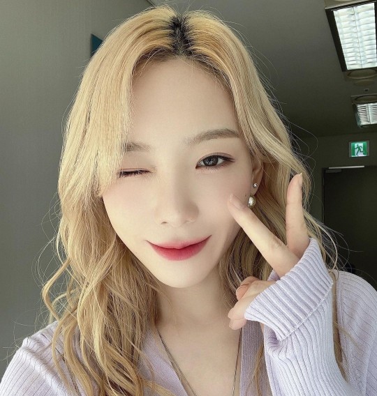 少女时代成员泰妍自拍眨眼wink可爱迷人