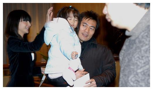 黄健翔近照他如今的妻子看起来更年轻他为何要与前妻离婚