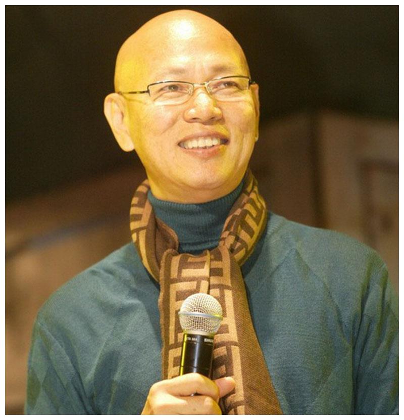 74岁罗家英近照,面带微笑气色佳,与任贤齐郑伊健同框像同龄人