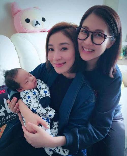 杨卓娜现身颁奖现场,曝见妹妹杨怡的女儿,需要提前沐浴更衣