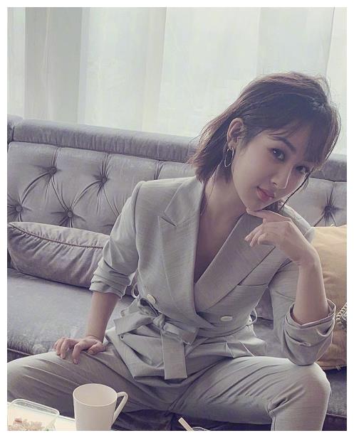 同样是杨氏女子,杨紫的坐姿就豪迈了许多,身穿西装套装亮相,服装造型