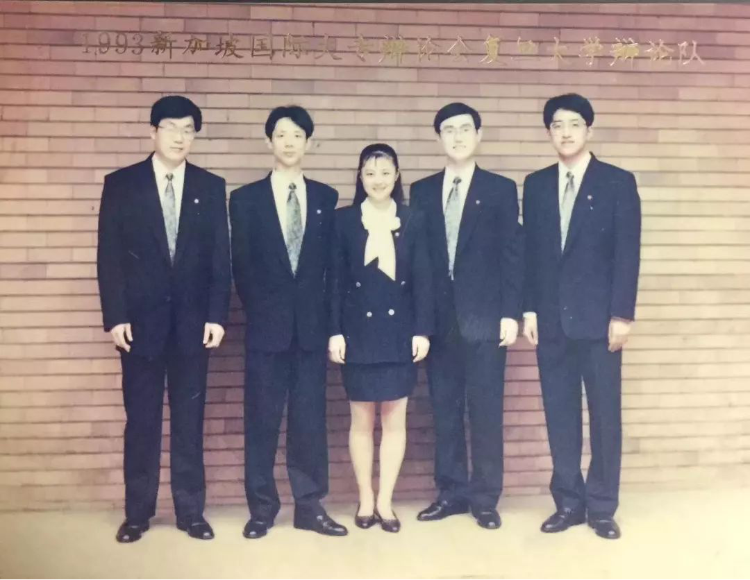 1993年,姜丰,严嘉,季翔,蒋昌建代表复旦大学前往新加坡参加首届国际