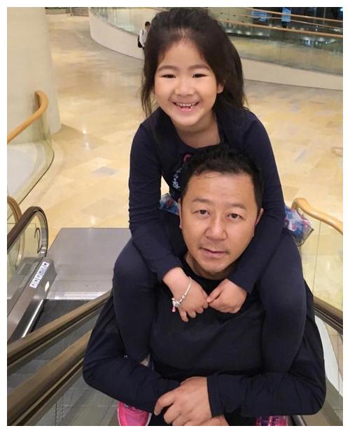 郭涛9岁女儿罕出镜秀演技逗得父亲大笑对俩孩子态度差距大