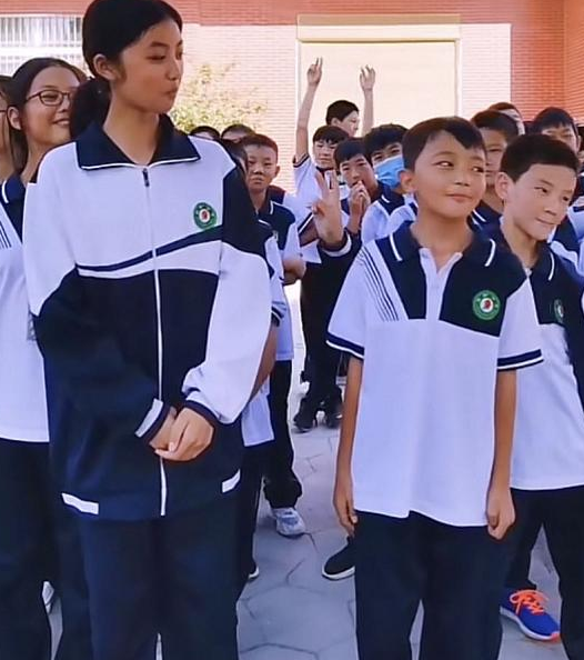 初一男女生现超萌身高差,仰头看女生,画面很喜感,初三将迎头赶上|女生