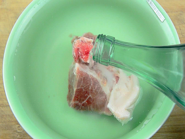 刚从冰箱拿出的冻肉,千万别直接放水里,教你1招,解冻快还新鲜