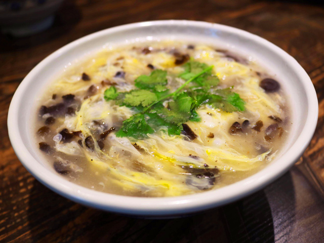 太和板面的汤料一般都是用牛羊肉为原料,再配上辣椒,八角,茴香等20多