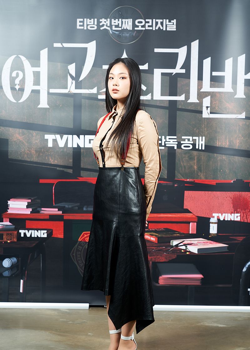 红色背带配衬衫正反系扣有心机,新人女歌手bibi流露出万般风情