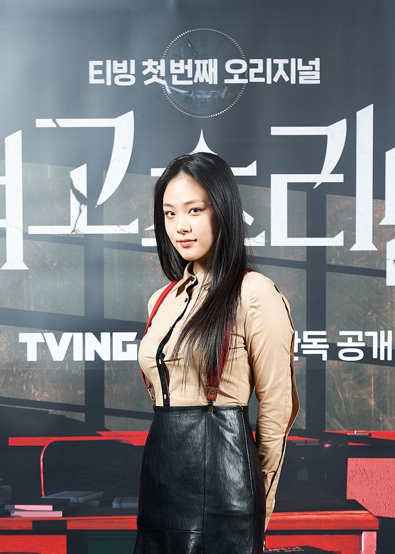 红色背带配衬衫正反系扣有心机,新人女歌手bibi流露出万般风情