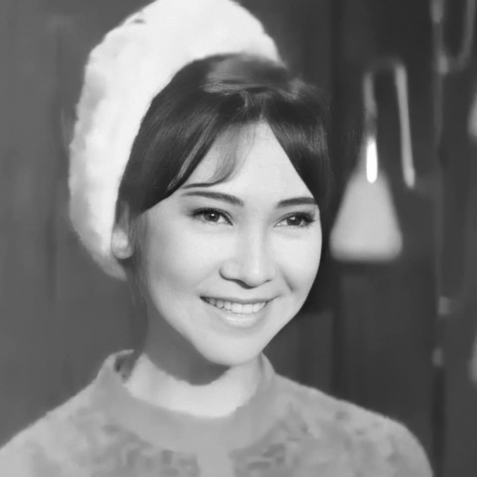 74岁萧芳芳近况曝光头发花白气质高贵二婚后幸福满满