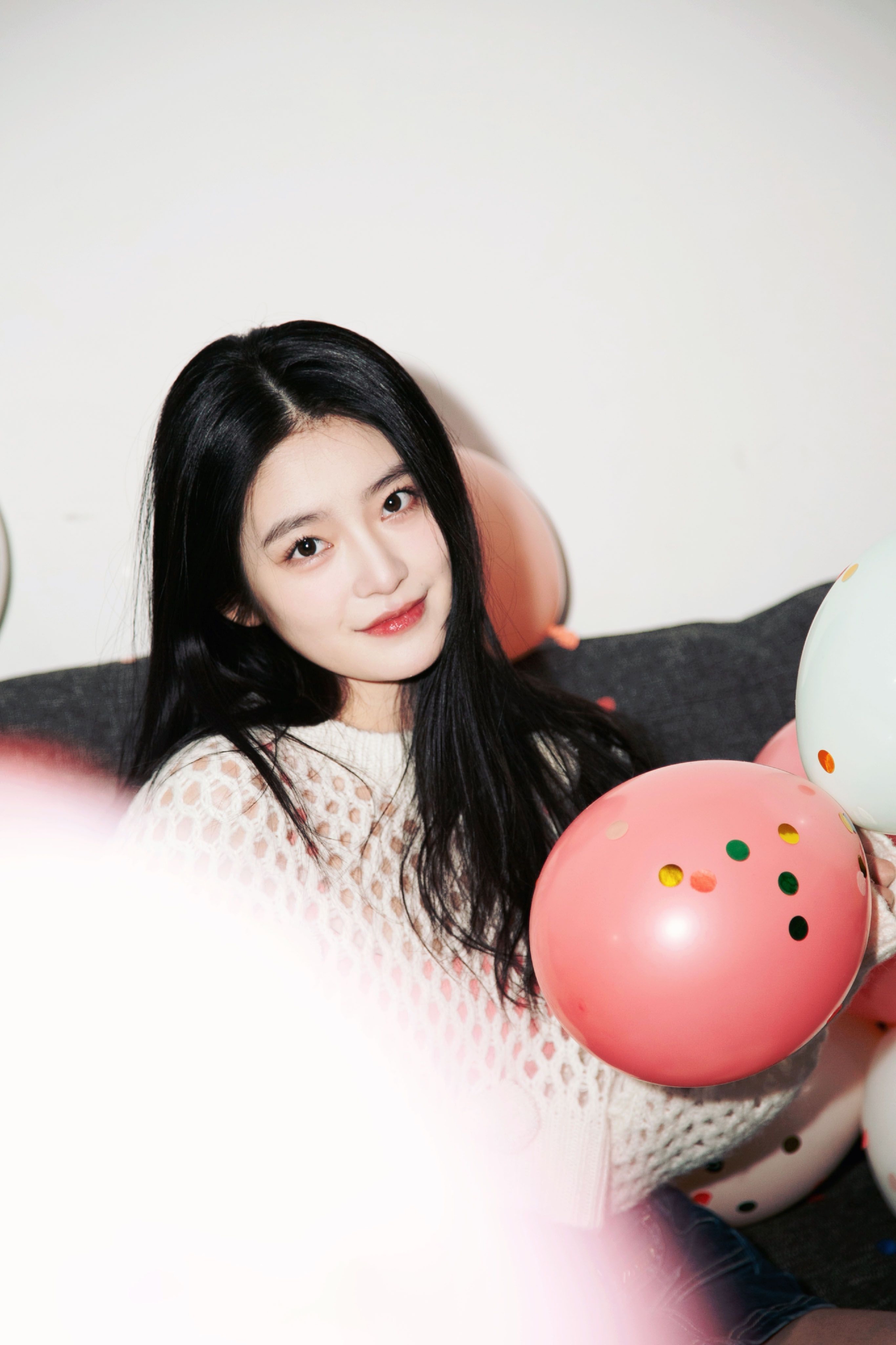 柴蔚晒生日元气写真 俏皮搞怪满是少女灵动|柴蔚|搞怪|生日_新浪新闻