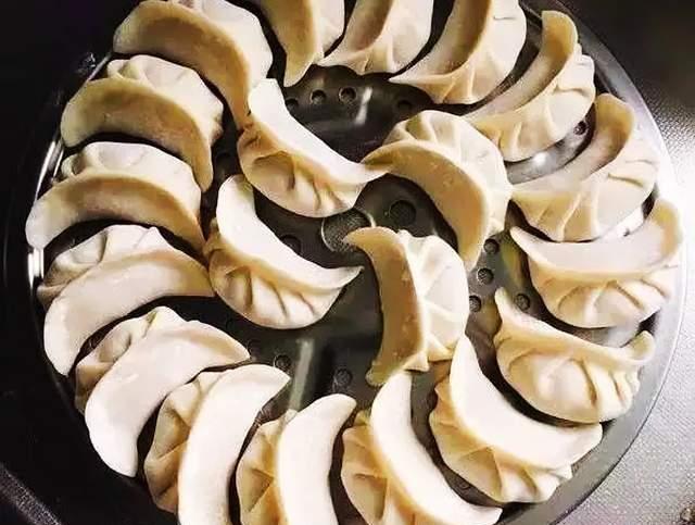 这样看起来对称,还暗含六六大顺的意思,包起来也简单,不露馅,样子很是