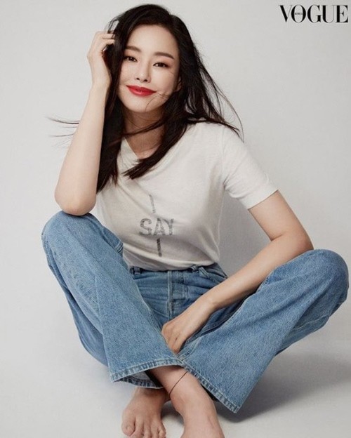 韩国女艺人李哈妮最新杂志写真曝光