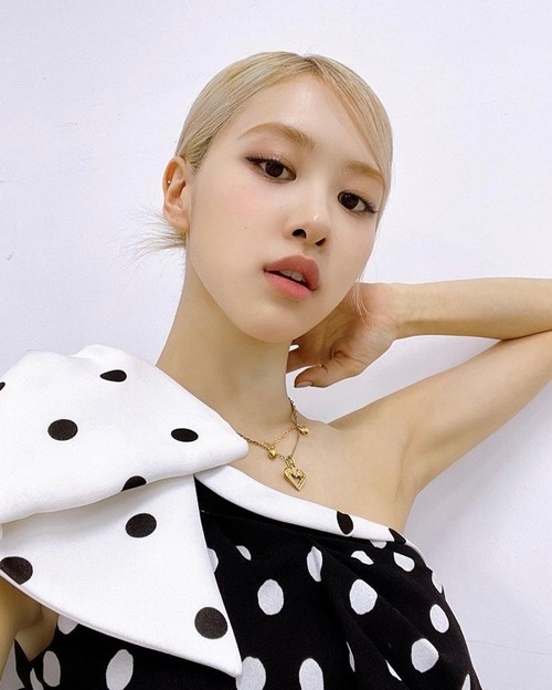 blackpink成员ros07晒自拍穿波点裙金发造型美