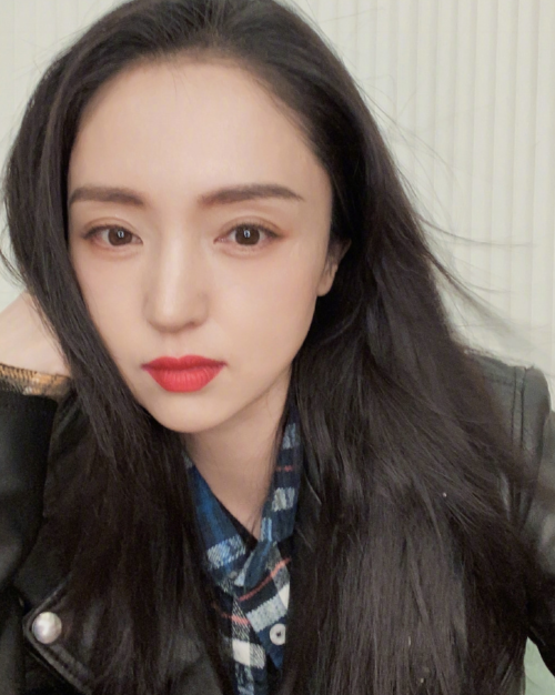 42岁董璇自拍上演烈焰红唇浅笑迷人,她五官妆容绝了_高清图集_新浪网