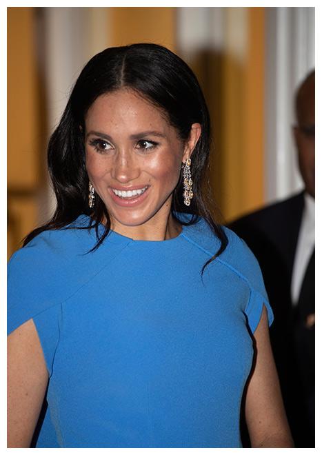 梅根穿斐济蓝晚礼服哈里王子目光移不开妻子了