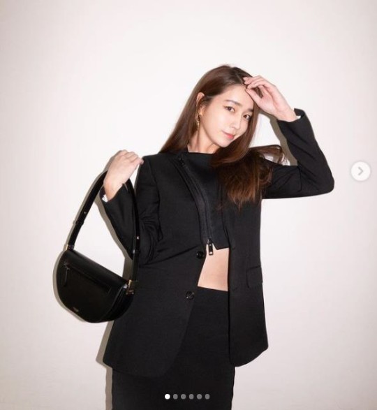 韩国女艺人李珉廷今天在社交网站发布近照,以其出众的美貌和完美身材