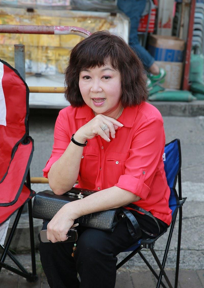 参观朱咪咪在香港的家,老一辈演员就是节俭,客厅连个吊顶都不做