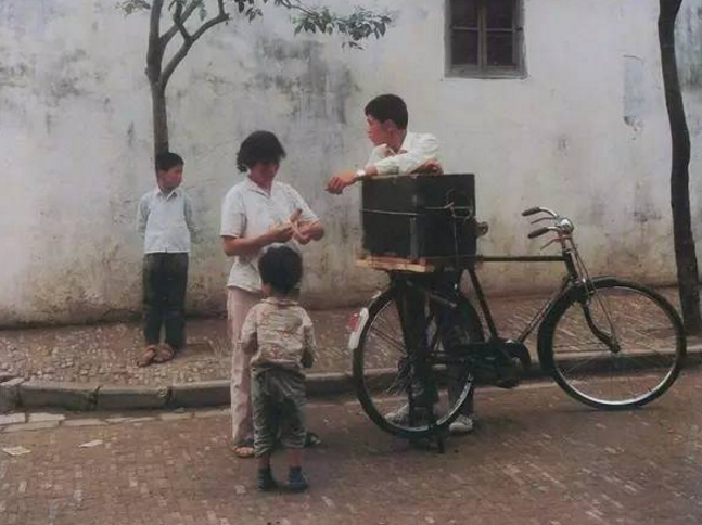 它是烈日炎炎解暑必备的——老冰棍 · 不化的儿时回忆__财经头条