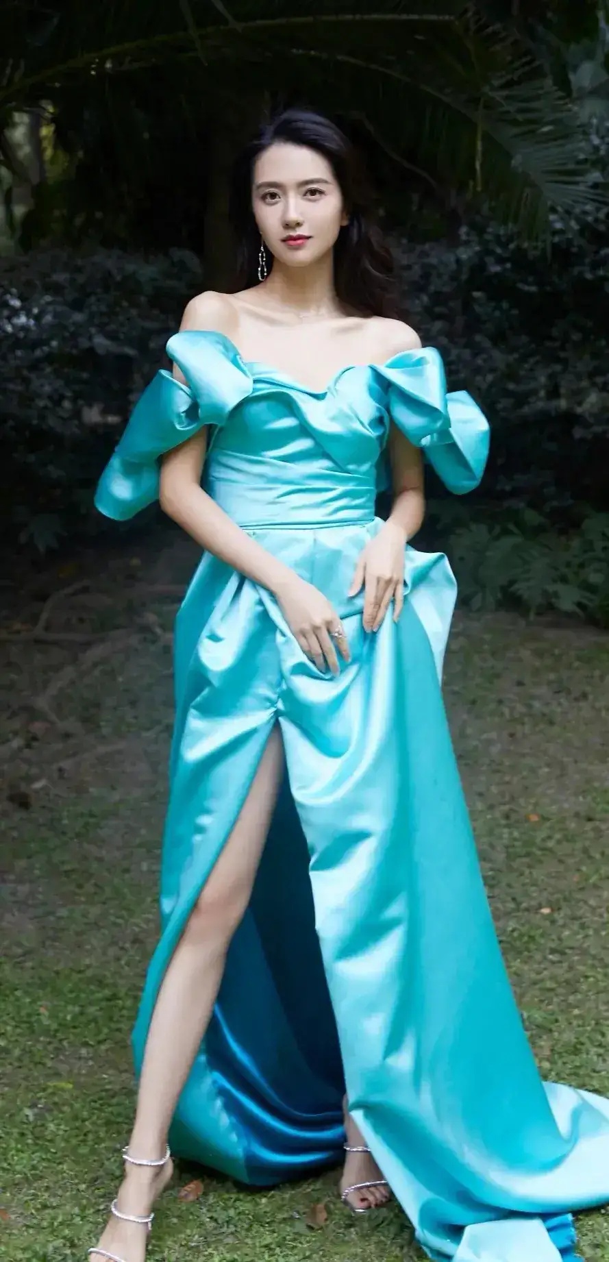 气质女神许龄月亮相穿蓝色礼服超模范十足曾和沈腾合作