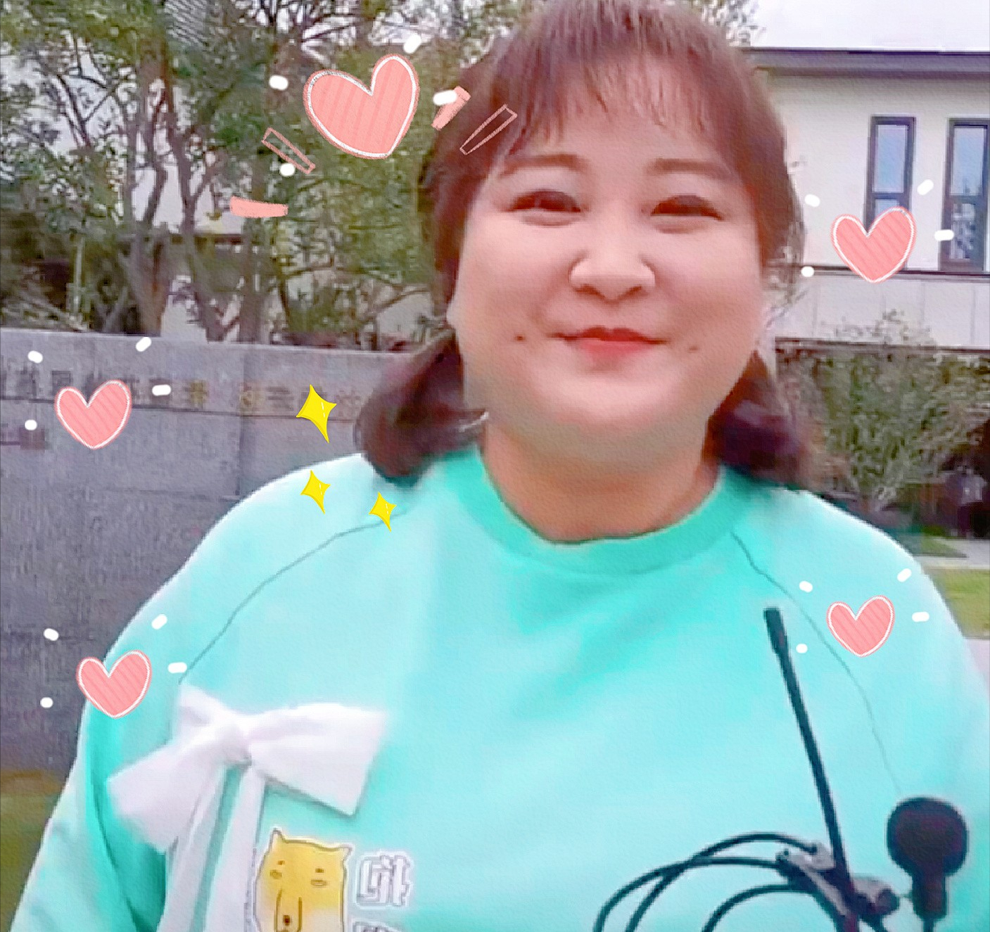 39岁的贾玲又胖了穿浅绿针织衫配蝴蝶结好可爱笑起来酒窝好看