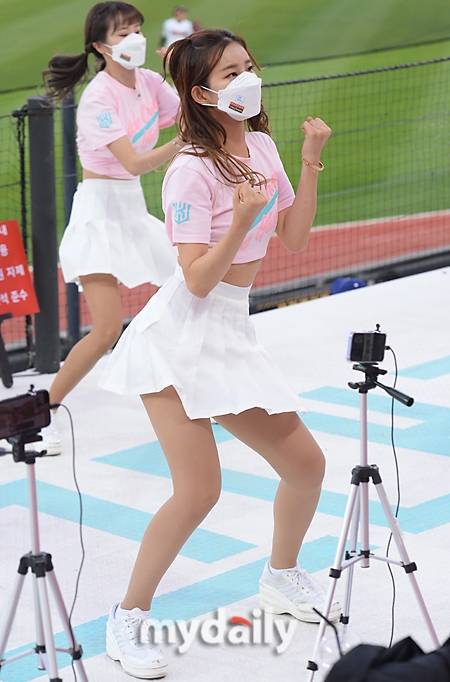 啦啦队女郎热舞助阵韩国职业棒球比赛