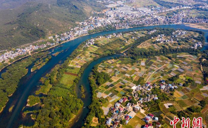 漓江与古镇构成美丽画卷大圩古镇与漓江交相辉映图为航拍大圩古镇