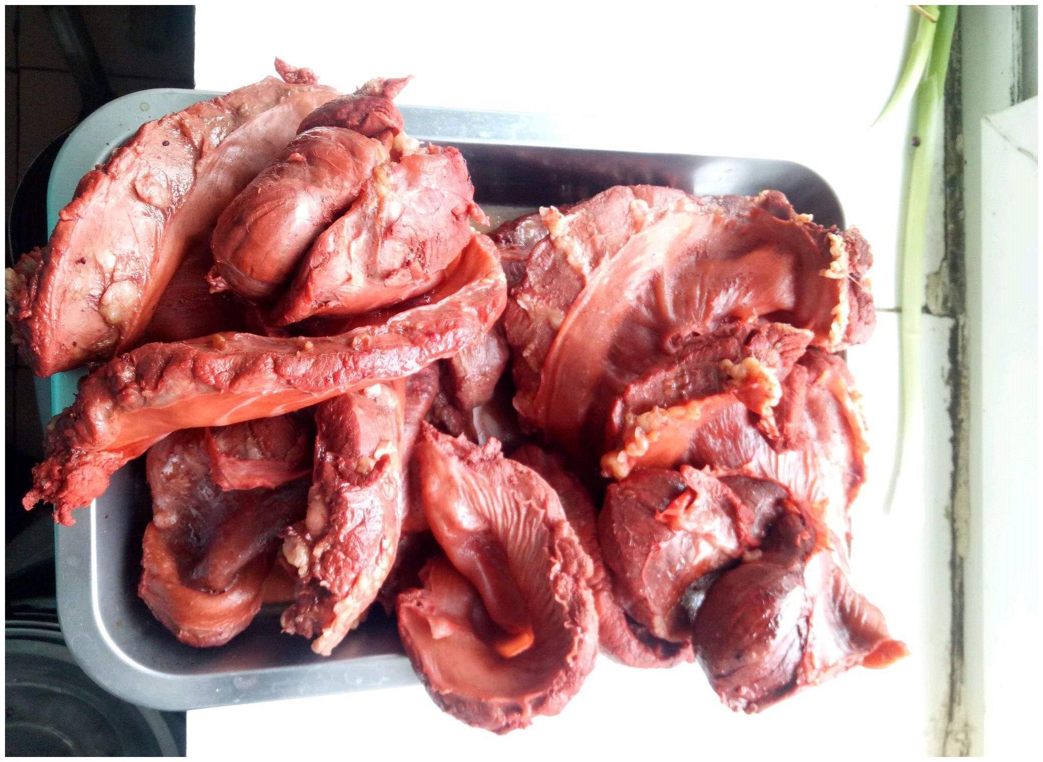 它是 长在猪心附近 的肉 ,被称作护心肉.