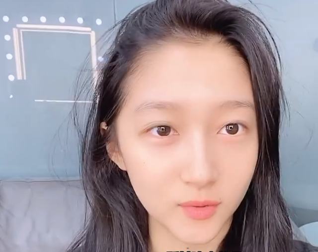 关晓彤素颜录视频,怼脸拍不小心暴露真实颜值,假发片更加抢眼!
