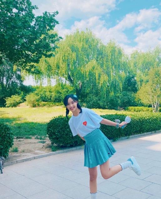 吕小雨终于穿短裤了露腿后堪比法国法棍小孩子都没法相比