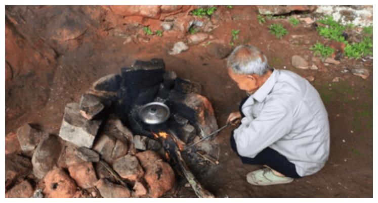 大山深处光棍兄弟,蜗居山洞吃糠咽菜十年,结果让人不淡定