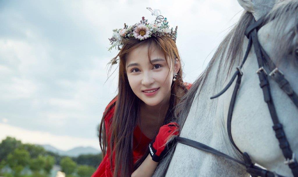 孙嘉璐花冠公主骑马大片花冠红衣骏马美人英姿飒爽唯美动人