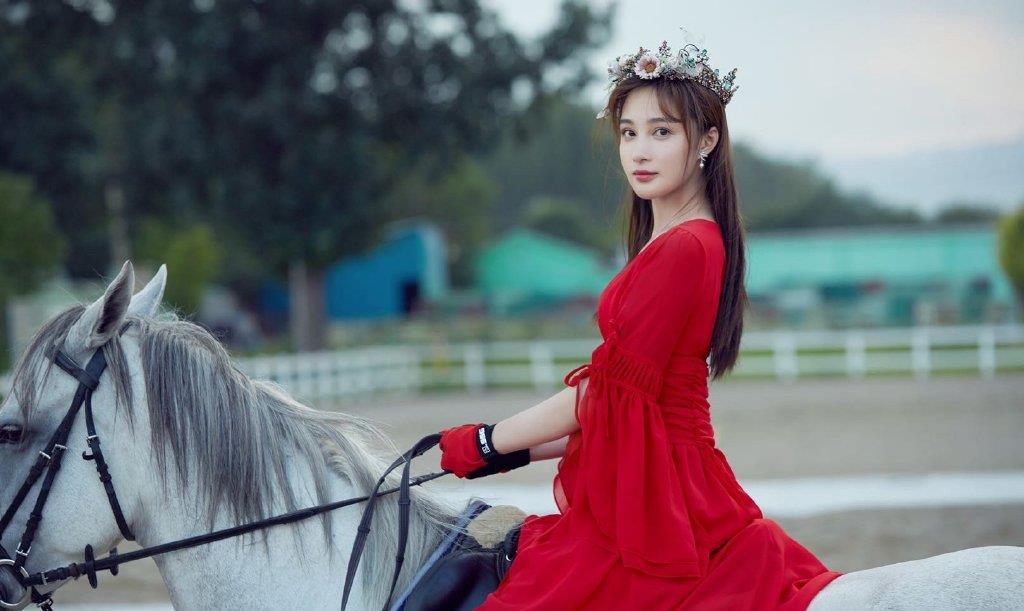 孙嘉璐花冠公主骑马大片花冠红衣骏马美人英姿飒爽唯美动人